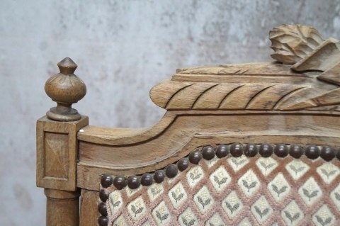 H-P WSPANIAŁY FOTEL W STYLU LUDWIKA XVI KLASYCZNA ELEGANCJA