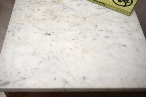 H-P SZAFKA STOLIK NOCNY NAKASTLIK słupek z białym marmurem
