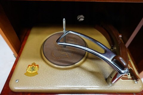 H-P ŚLICZNA OKUWANA KOMÓDKA z INTARSJĄ i ukrytym gramofonem- RADIOLA