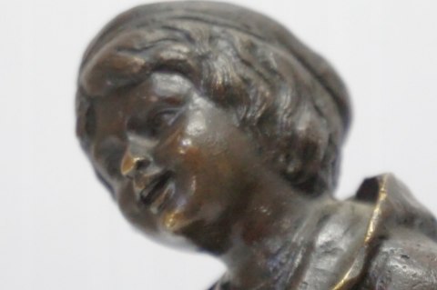 H-P PIĘKNA FIGURA Z BRĄZU DZIECKO Z OBRĘCZĄ