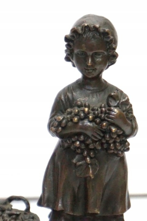 H-P PIĘKNA FIGURA Z BRĄZU DZIECKO Z WINOGRONEM