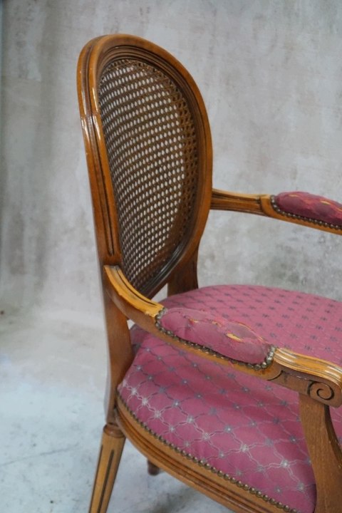 H-P STYLOWY FOTEL LUDWIK XVI z rafią - Elegancja i Klasyka