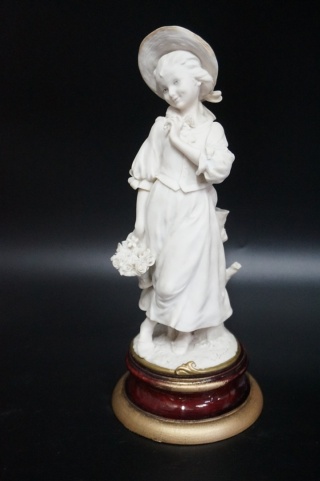 H-P ŚLICZNA FIGURA DZIEWCZYNY W KAPELUSZU Giuseppe Armani CAPODIMONTE