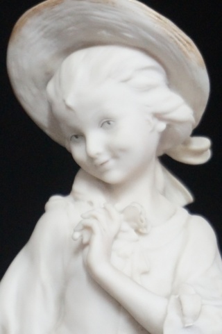 H-P ŚLICZNA FIGURA DZIEWCZYNY W KAPELUSZU Giuseppe Armani CAPODIMONTE