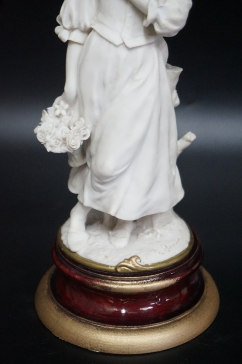 H-P ŚLICZNA FIGURA DZIEWCZYNY W KAPELUSZU Giuseppe Armani CAPODIMONTE