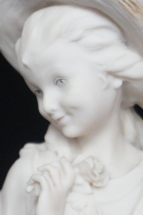H-P ŚLICZNA FIGURA DZIEWCZYNY W KAPELUSZU Giuseppe Armani CAPODIMONTE