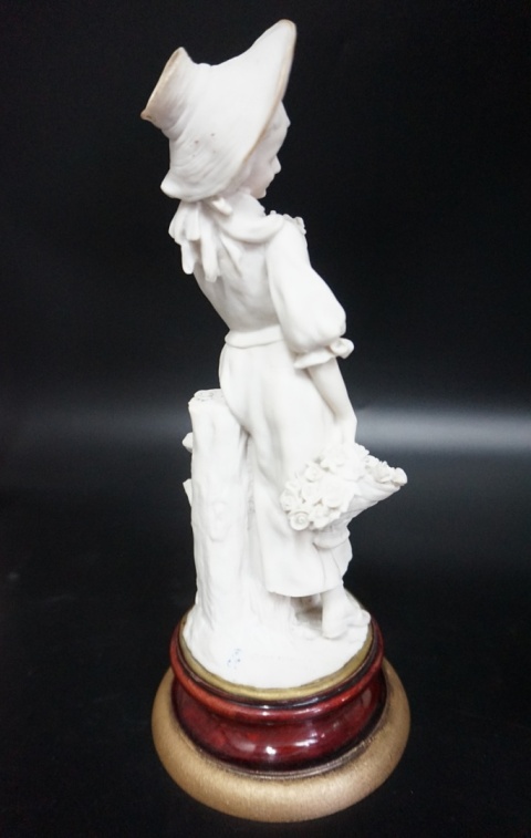 H-P ŚLICZNA FIGURA DZIEWCZYNY W KAPELUSZU Giuseppe Armani CAPODIMONTE