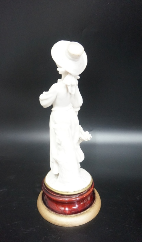 H-P ŚLICZNA FIGURA DZIEWCZYNY W KAPELUSZU Giuseppe Armani CAPODIMONTE