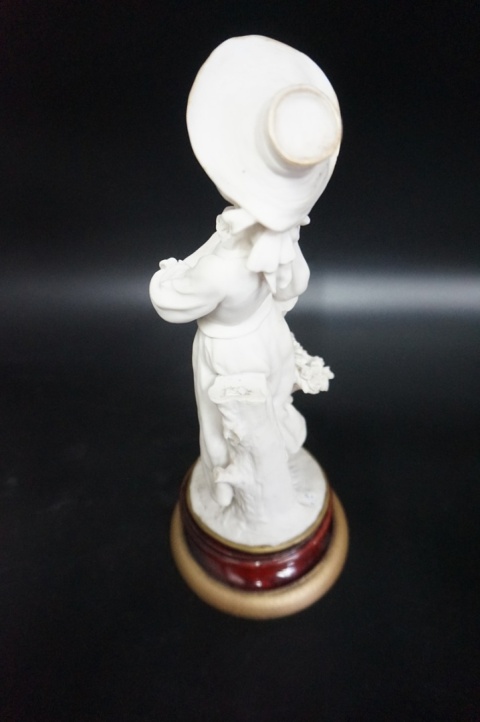 H-P ŚLICZNA FIGURA DZIEWCZYNY W KAPELUSZU Giuseppe Armani CAPODIMONTE