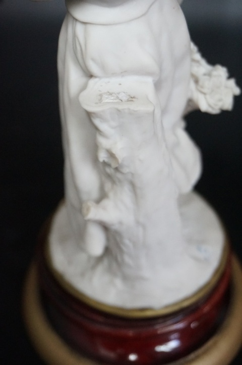 H-P ŚLICZNA FIGURA DZIEWCZYNY W KAPELUSZU Giuseppe Armani CAPODIMONTE
