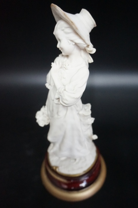 H-P ŚLICZNA FIGURA DZIEWCZYNY W KAPELUSZU Giuseppe Armani CAPODIMONTE