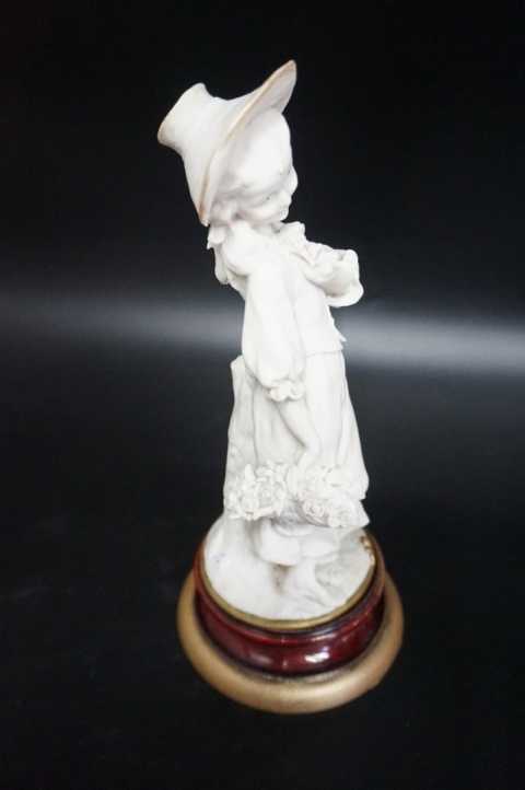 H-P ŚLICZNA FIGURA DZIEWCZYNY W KAPELUSZU Giuseppe Armani CAPODIMONTE