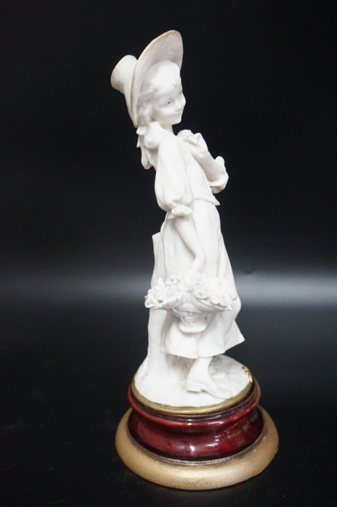 H-P ŚLICZNA FIGURA DZIEWCZYNY W KAPELUSZU Giuseppe Armani CAPODIMONTE