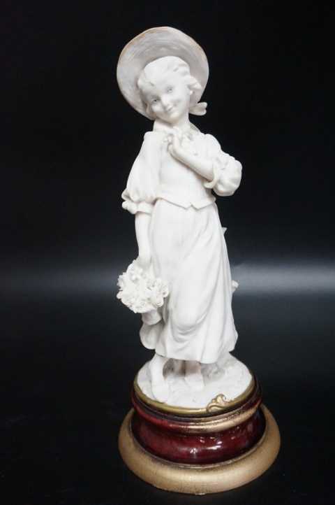 H-P ŚLICZNA FIGURA DZIEWCZYNY W KAPELUSZU Giuseppe Armani CAPODIMONTE