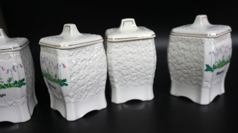 H-P 4 UROCZE PORCELANOWE POJEMNIKI NA PRZYPRAWY - SZWECJA
